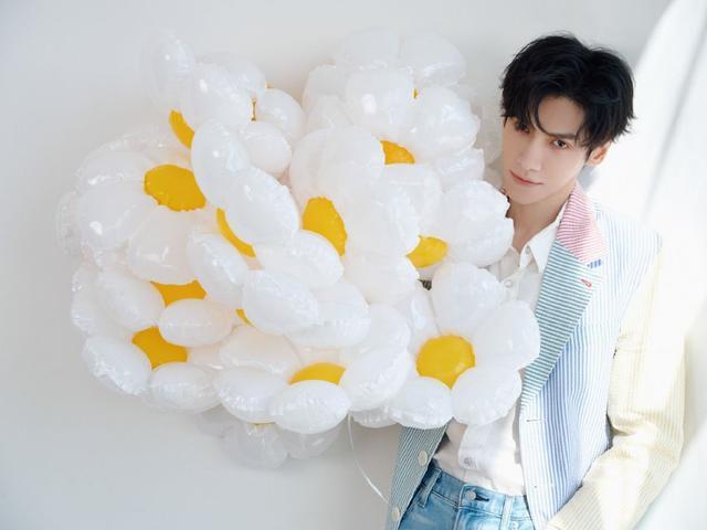 罗云熙35岁生日写真大片 穿浅色西装手持气球花清爽帅气