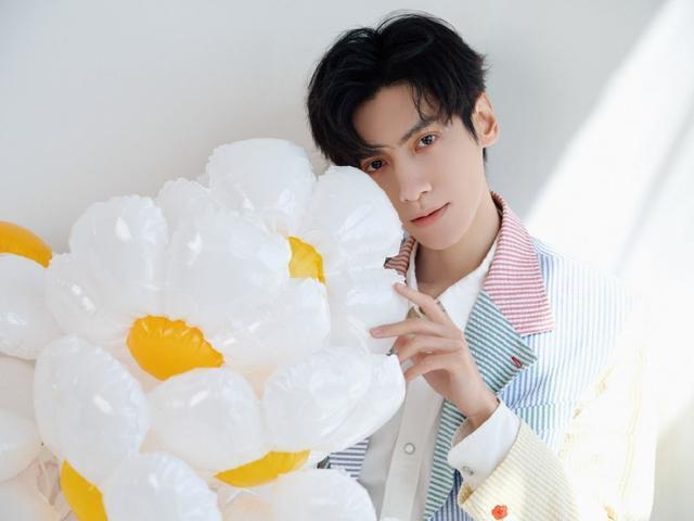 罗云熙35岁生日写真大片 穿浅色西装手持气球花清爽帅气