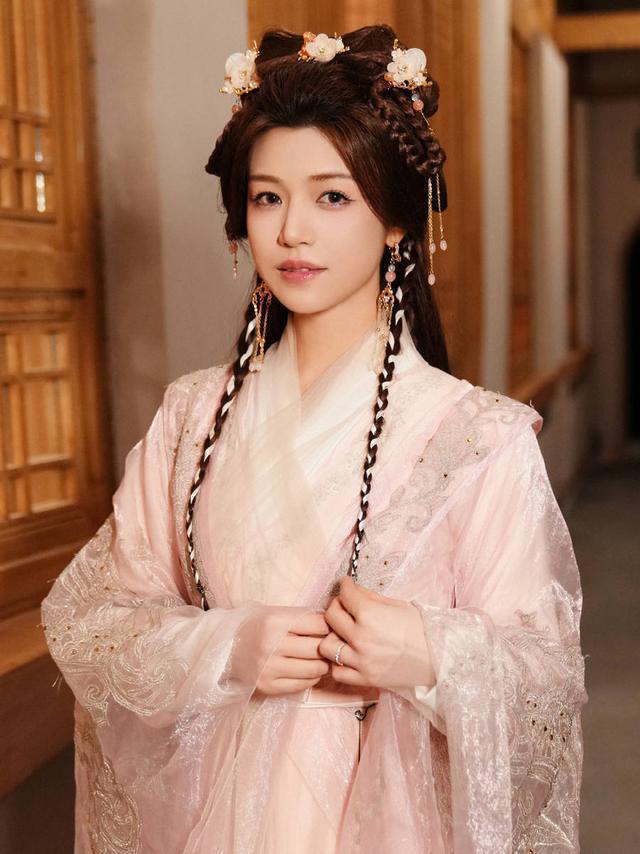 陈妍希再挑战古装造型 温婉闺秀飒爽侠女尽显双面魅力
