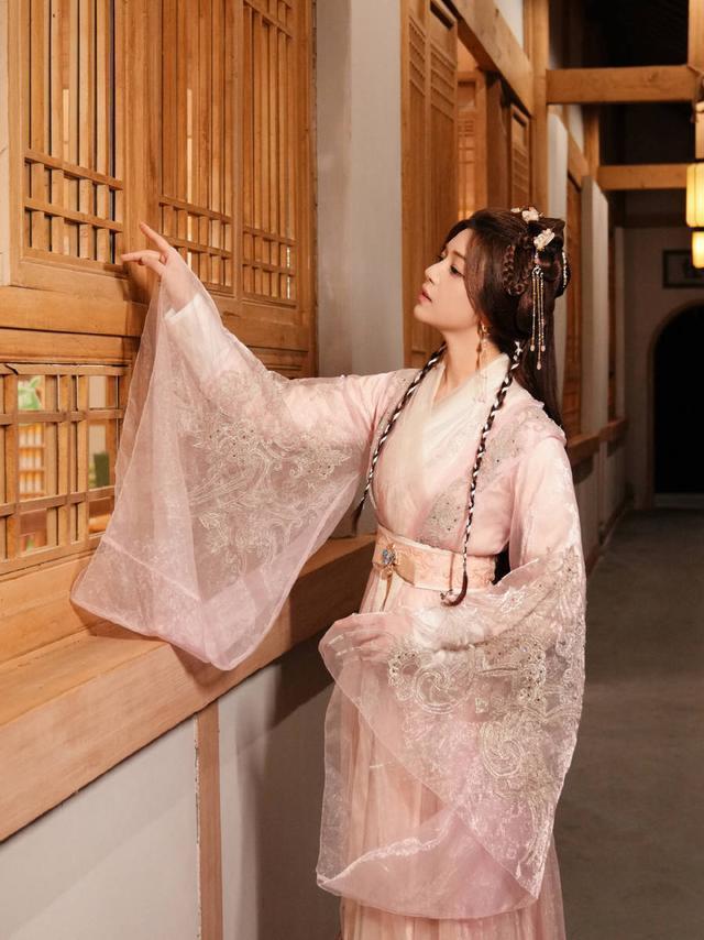 陈妍希再挑战古装造型 温婉闺秀飒爽侠女尽显双面魅力