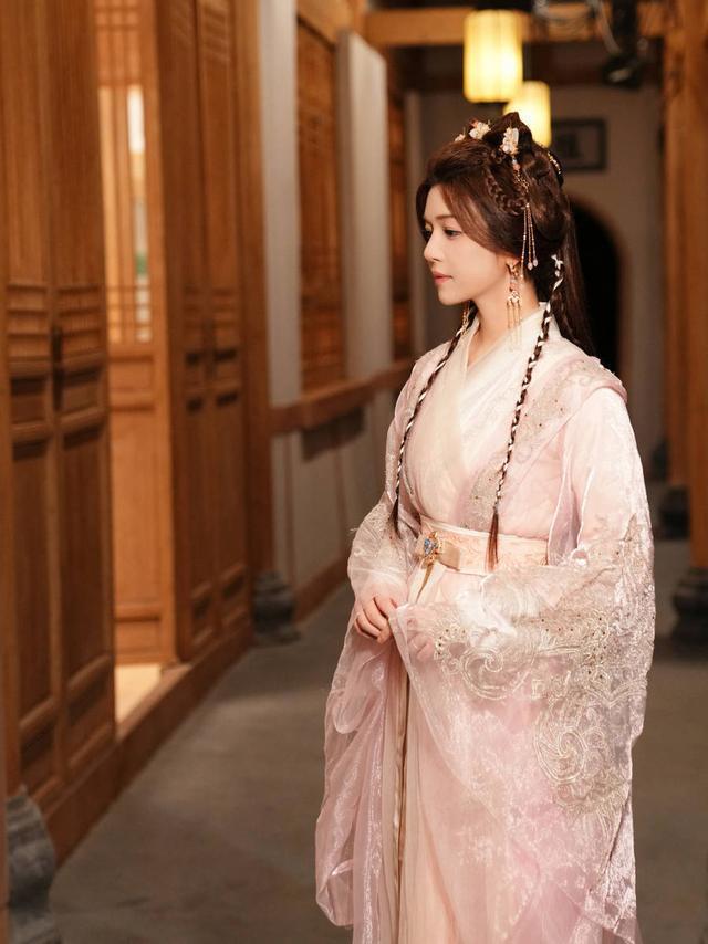陈妍希再挑战古装造型 温婉闺秀飒爽侠女尽显双面魅力