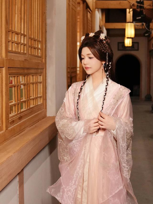 陈妍希再挑战古装造型 温婉闺秀飒爽侠女尽显双面魅力