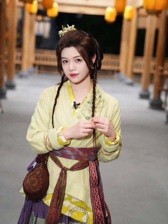 陈妍希再挑战古装造型 温婉闺秀飒爽侠女尽显双面魅力