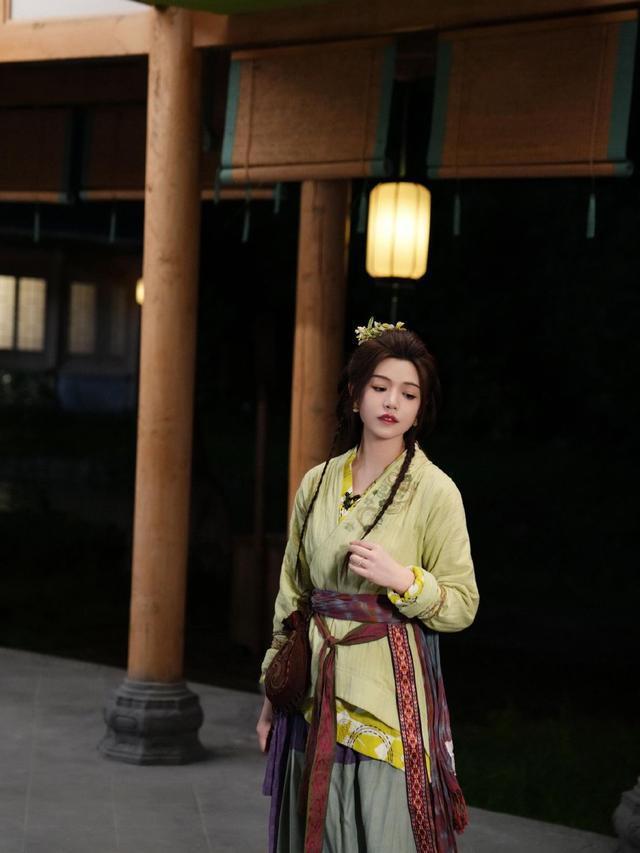 陈妍希再挑战古装造型 温婉闺秀飒爽侠女尽显双面魅力