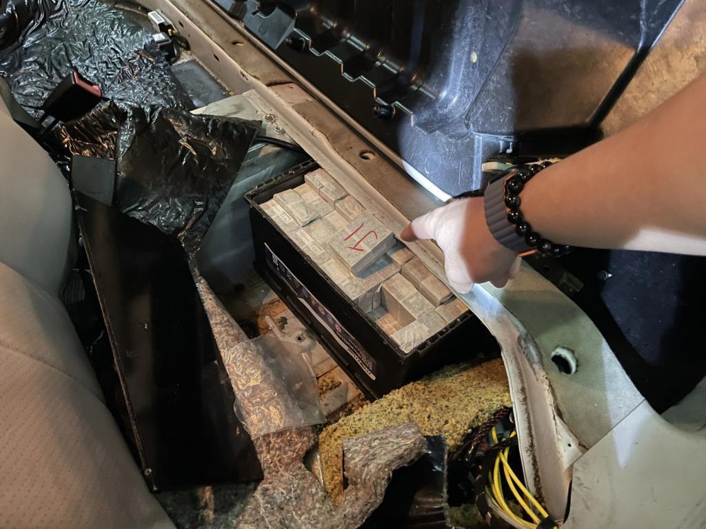 因行迹可疑，一跨境客车电池箱暗格藏匿 860 块内存条入境被查