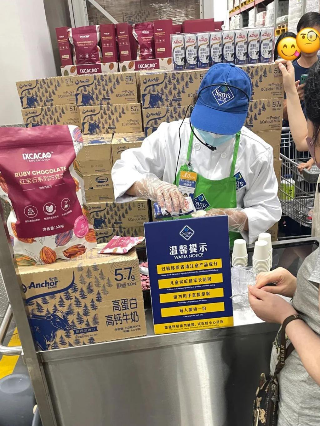 质疑大妈，理解大妈，成为大妈！山姆排队试吃， 年轻人的新打卡点？
