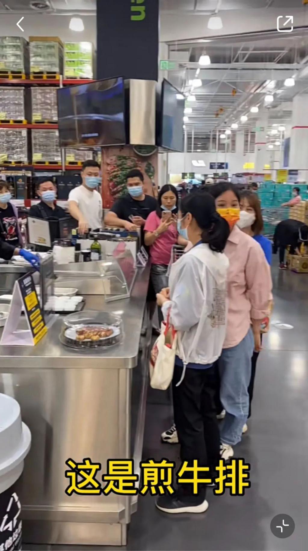 质疑大妈，理解大妈，成为大妈！山姆排队试吃， 年轻人的新打卡点？
