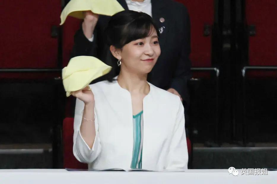 真子公主与驸马“私奔”美国！律师上岸、牵手挤公交超幸福