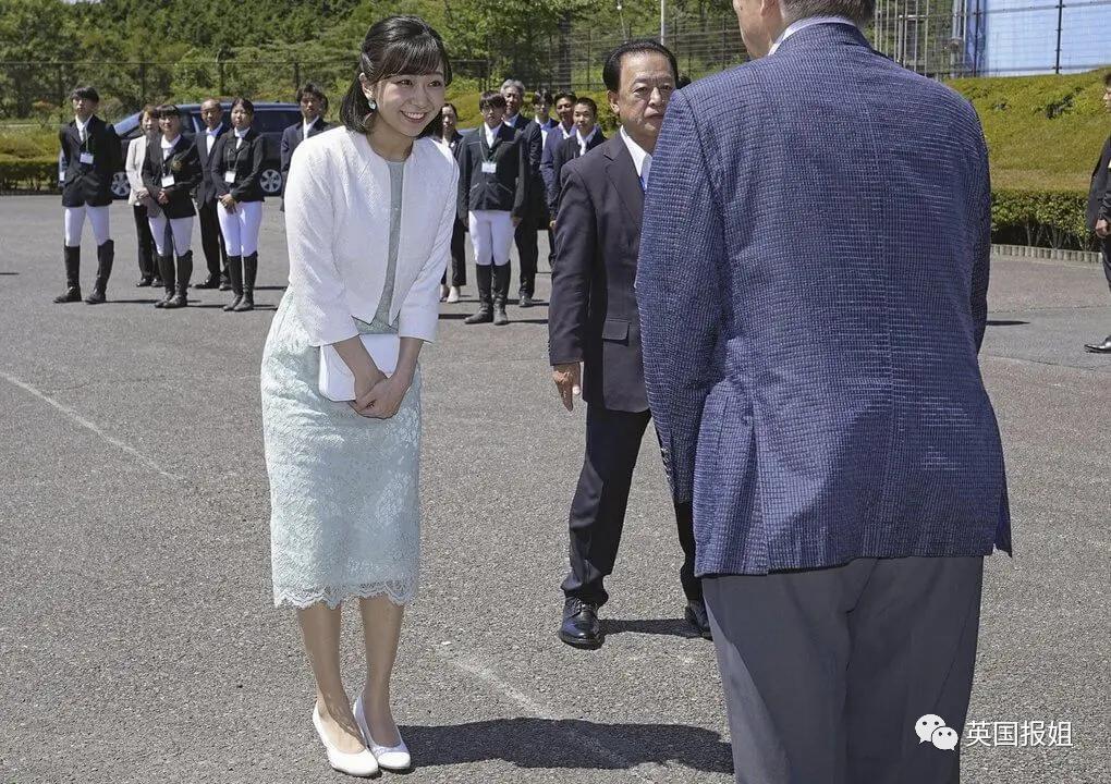 真子公主与驸马“私奔”美国！律师上岸、牵手挤公交超幸福