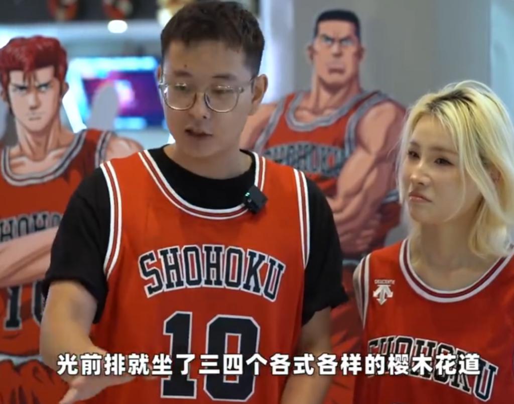在电影院穿成显眼包才是正经事