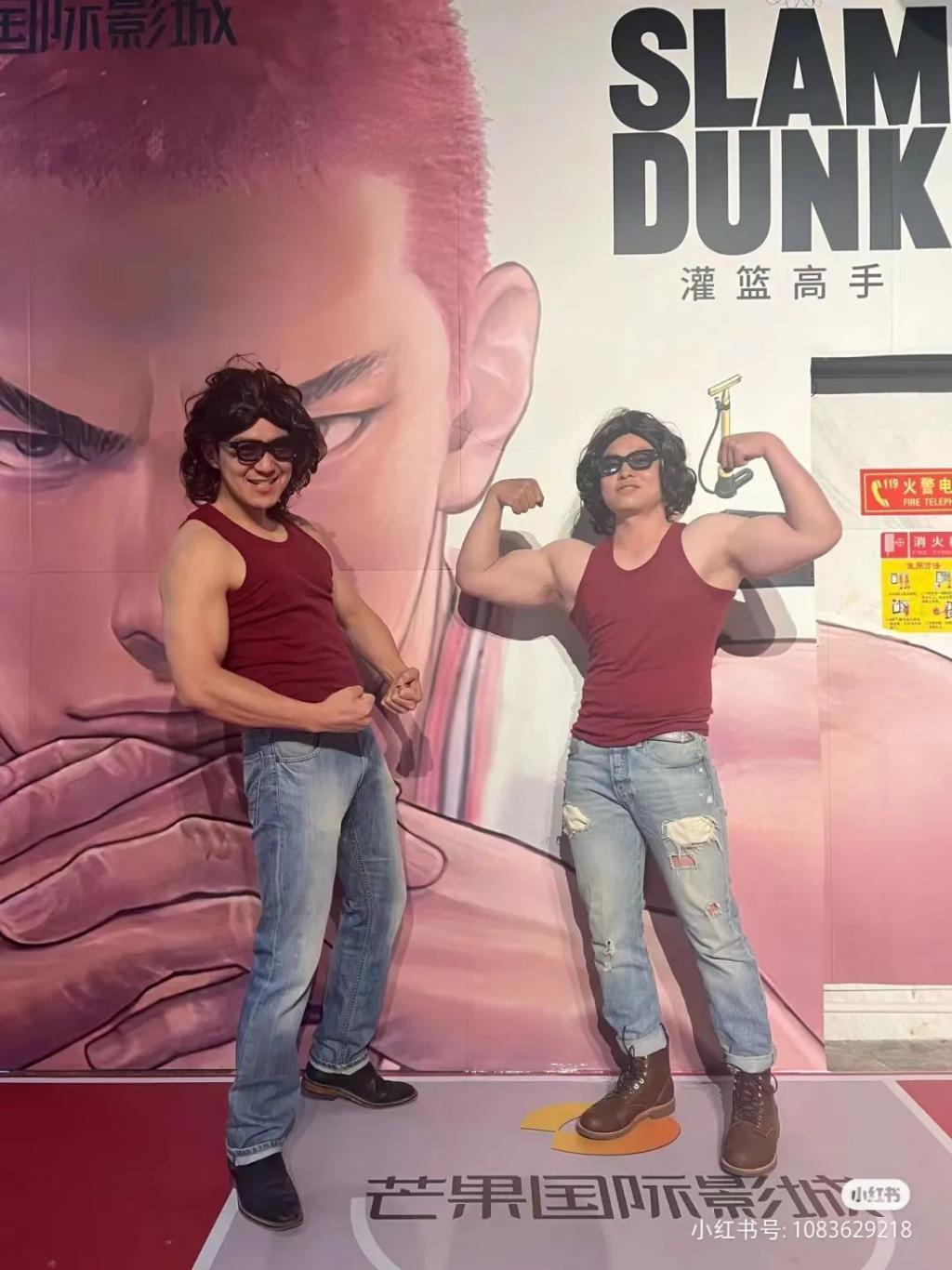 在电影院穿成显眼包才是正经事