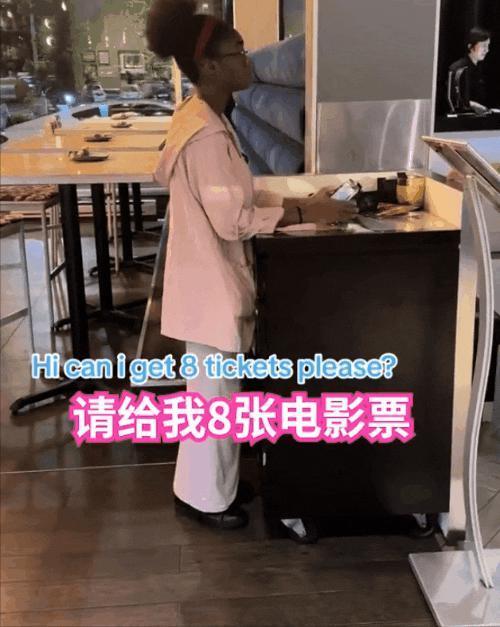 在电影院穿成显眼包才是正经事