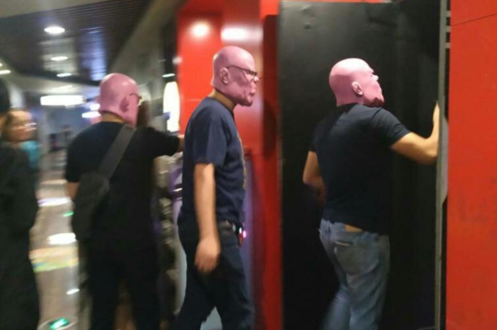 在电影院穿成显眼包才是正经事
