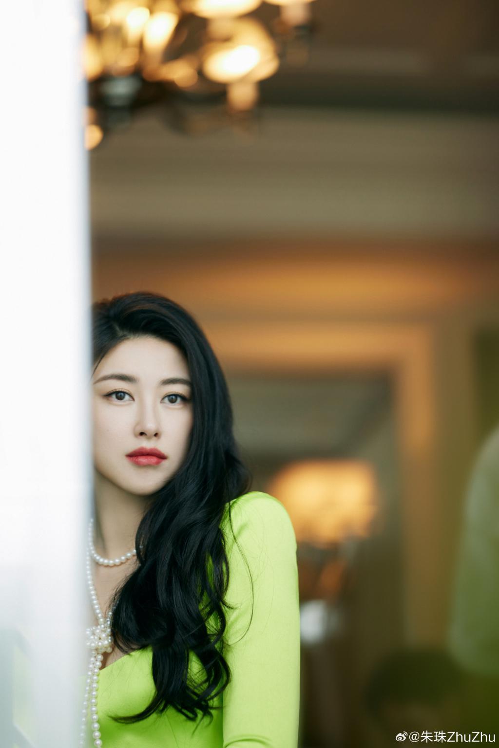 朱珠穿修身绿裙曲线迷人 卷发红唇气场强