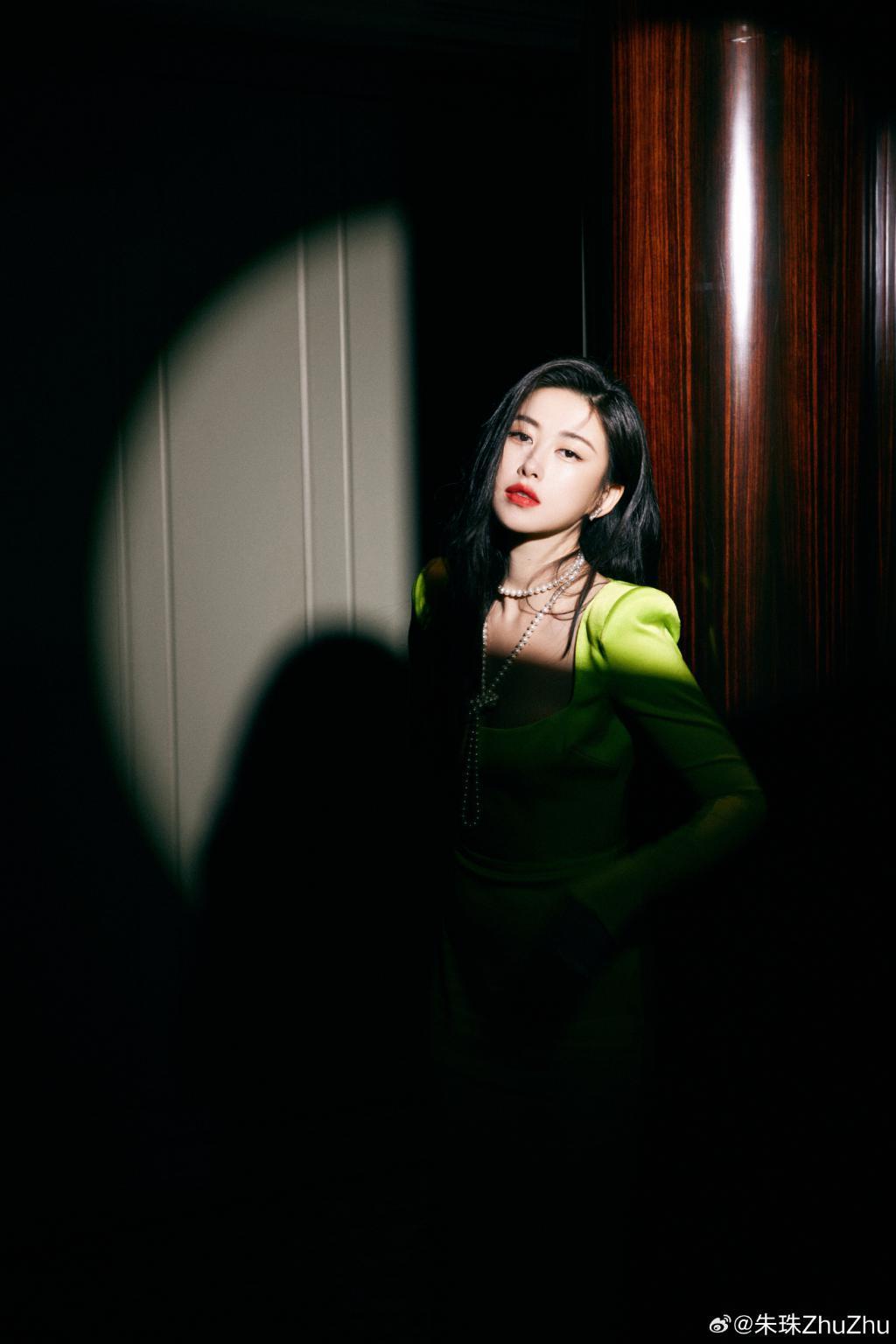 朱珠穿修身绿裙曲线迷人 卷发红唇气场强