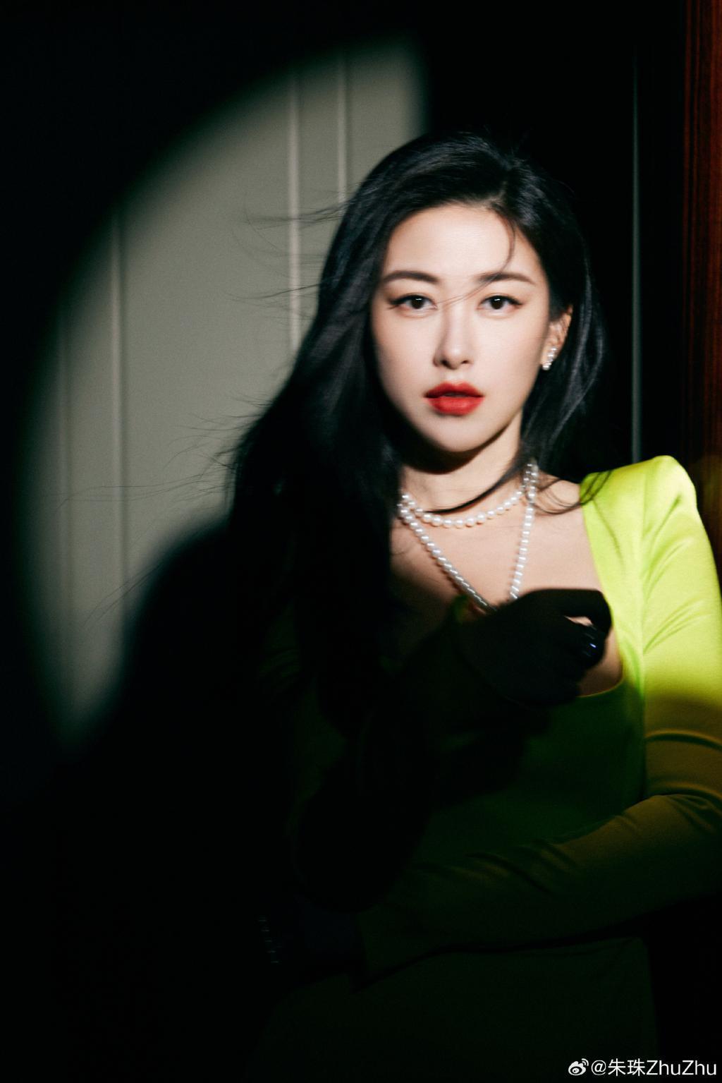 朱珠穿修身绿裙曲线迷人 卷发红唇气场强