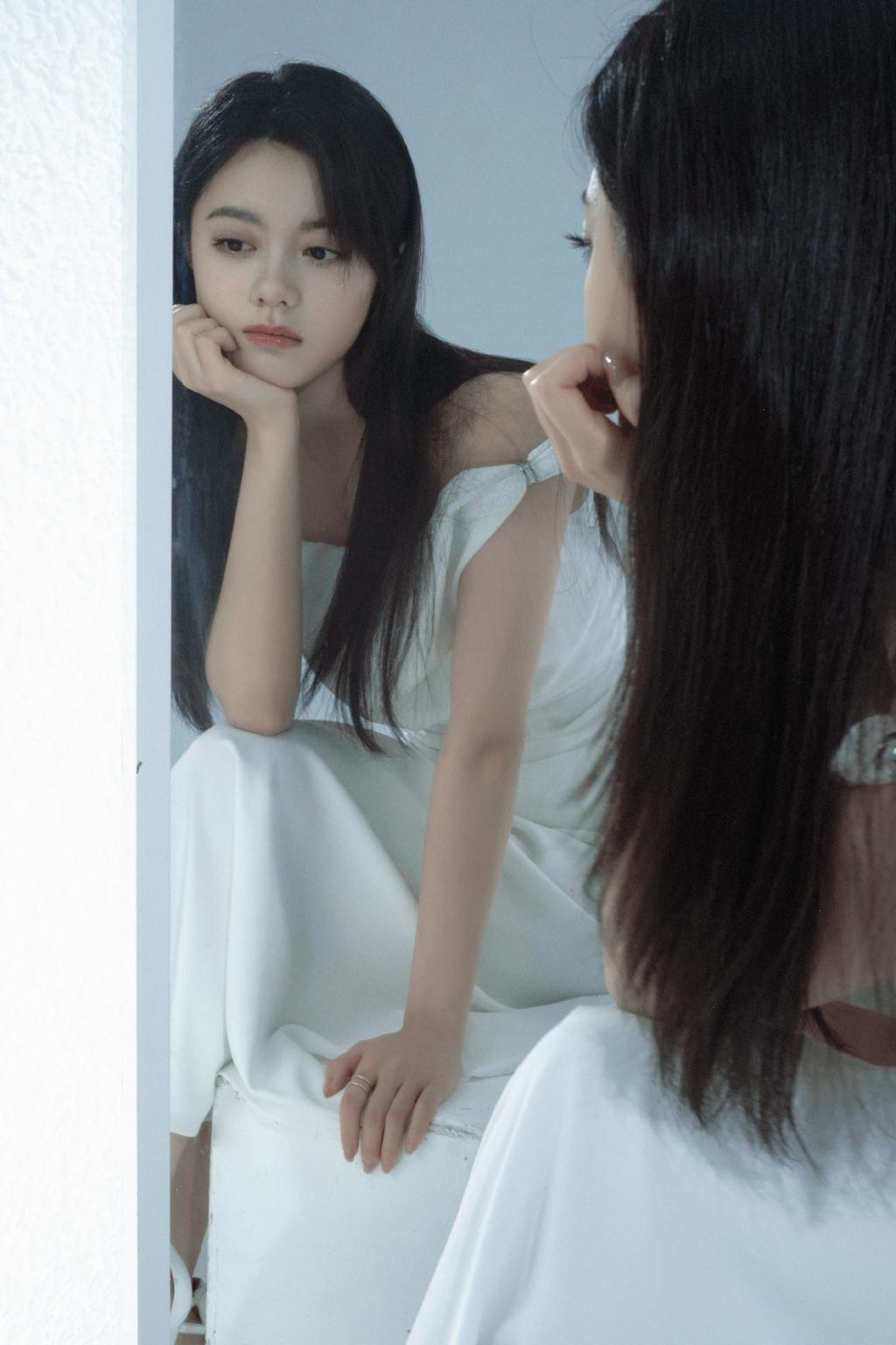 赵今麦穿露肩白裙清纯可人 双眸灵动气质佳
