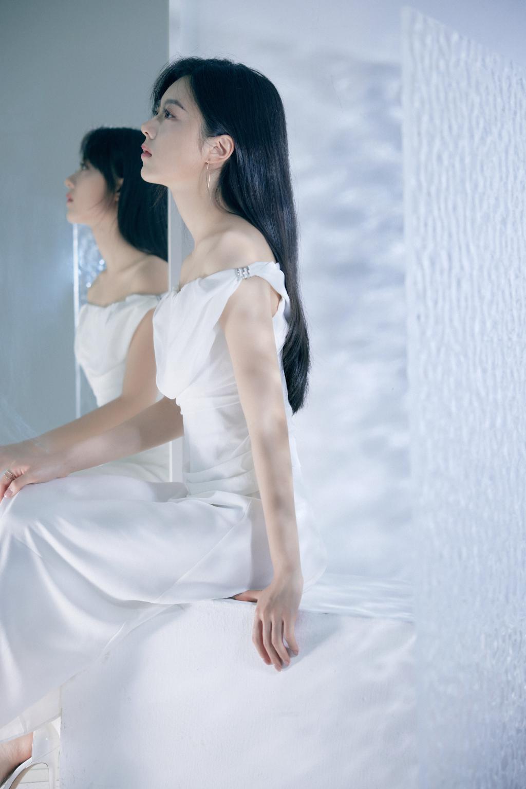 赵今麦穿露肩白裙清纯可人 双眸灵动气质佳