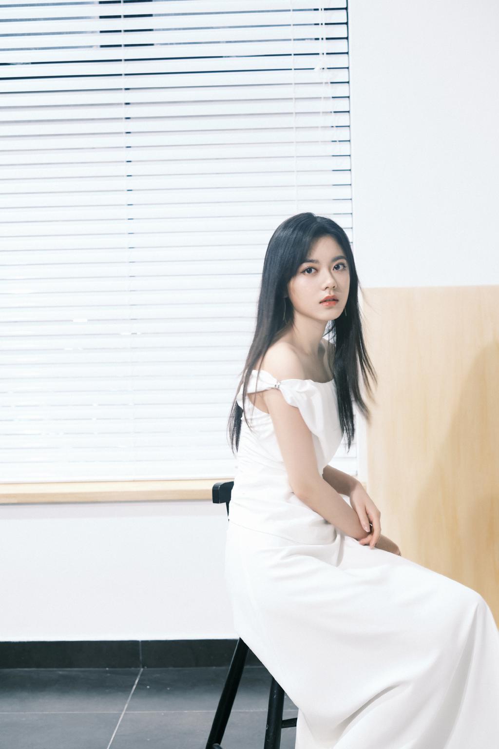 赵今麦穿露肩白裙清纯可人 双眸灵动气质佳