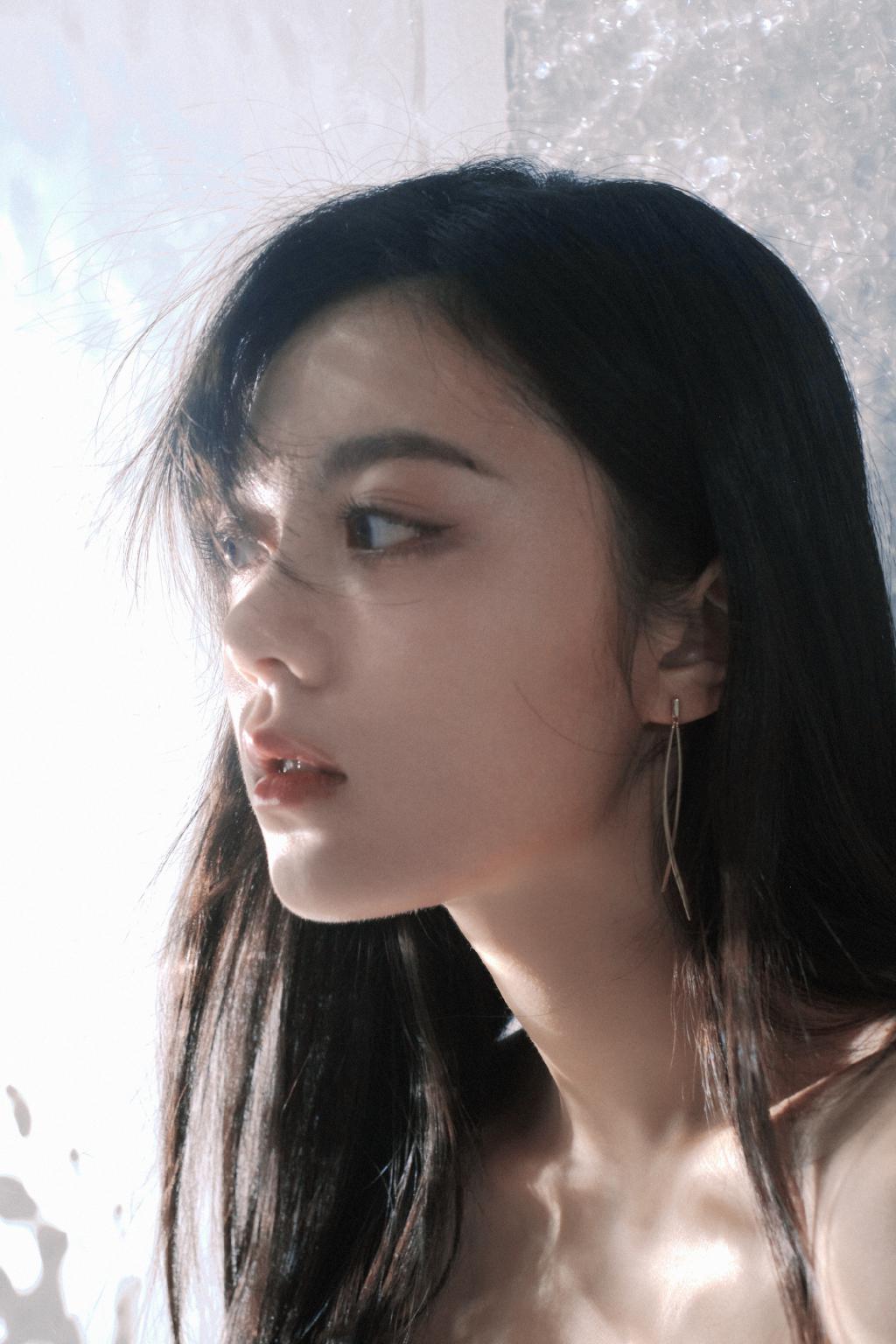 赵今麦穿露肩白裙清纯可人 双眸灵动气质佳