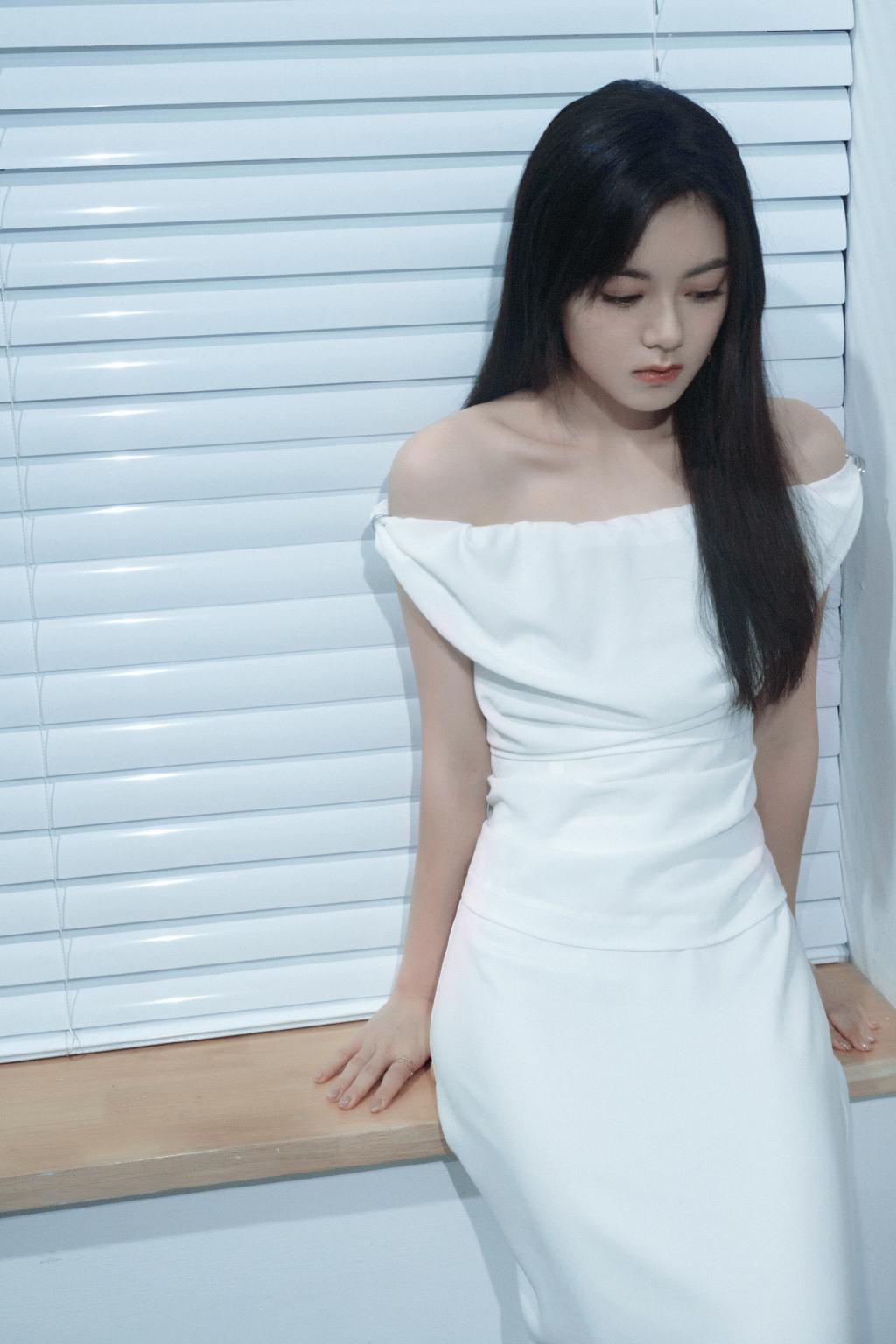 赵今麦穿露肩白裙清纯可人 双眸灵动气质佳