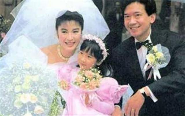 61岁杨紫琼与77岁男友举行婚礼，恋爱19年终于修成正果
