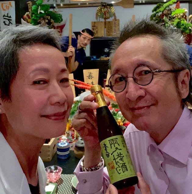 叶童晒恩爱合照庆祝结婚35周年 头发花白笑容灿烂