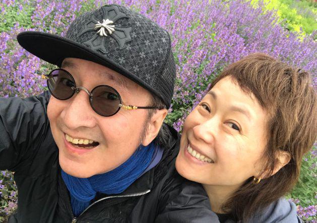 叶童晒恩爱合照庆祝结婚35周年 头发花白笑容灿烂