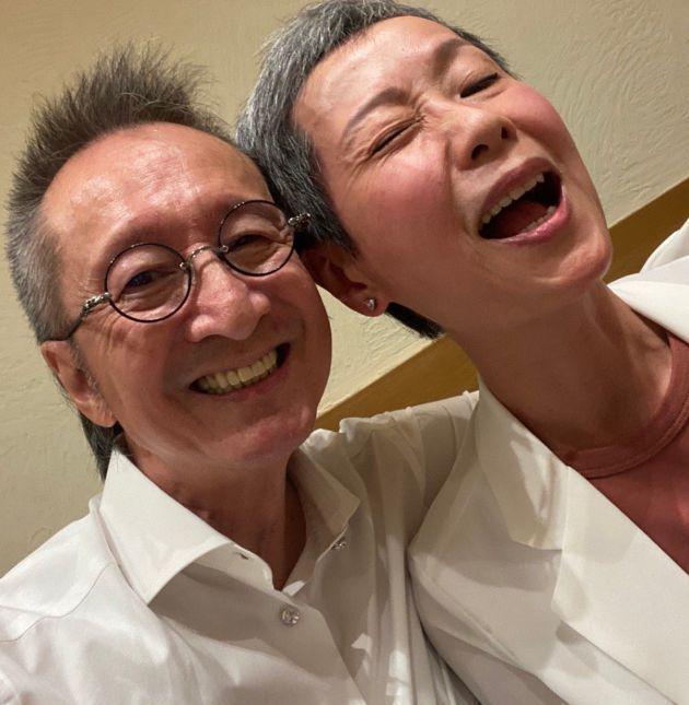 叶童晒恩爱合照庆祝结婚35周年 头发花白笑容灿烂