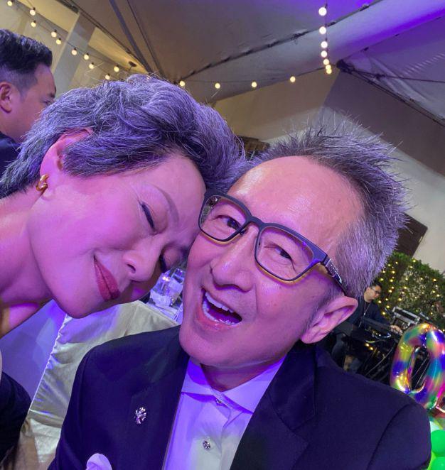 叶童晒恩爱合照庆祝结婚35周年 头发花白笑容灿烂