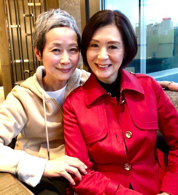 叶童晒恩爱合照庆祝结婚35周年 头发花白笑容灿烂