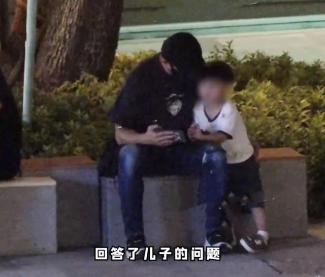 吴奇隆带儿子出门玩耍 为儿子驱蚊拍宝宝小屁股照顾细致