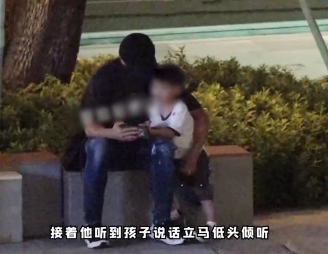吴奇隆带儿子出门玩耍 为儿子驱蚊拍宝宝小屁股照顾细致