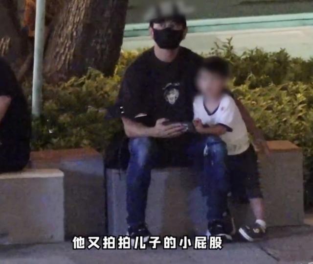 吴奇隆带儿子出门玩耍 为儿子驱蚊拍宝宝小屁股照顾细致