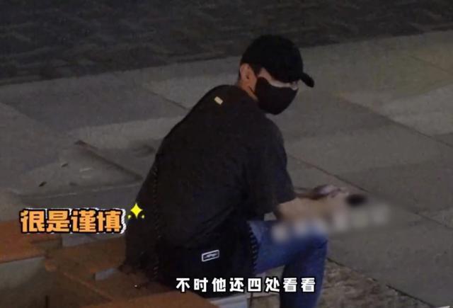 吴奇隆带儿子出门玩耍 为儿子驱蚊拍宝宝小屁股照顾细致