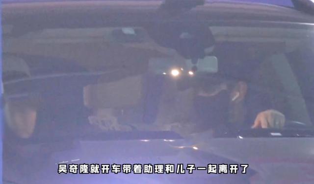 吴奇隆带儿子出门玩耍 为儿子驱蚊拍宝宝小屁股照顾细致