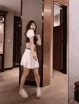 甄子丹女儿出道MV被嘲太普通，撞脸闫妮朴信惠，众星捧场