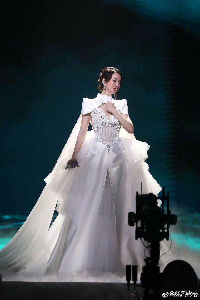 李玟百件珍贵礼服被丈夫截留?乐裕民发文承诺不会争夺遗产
