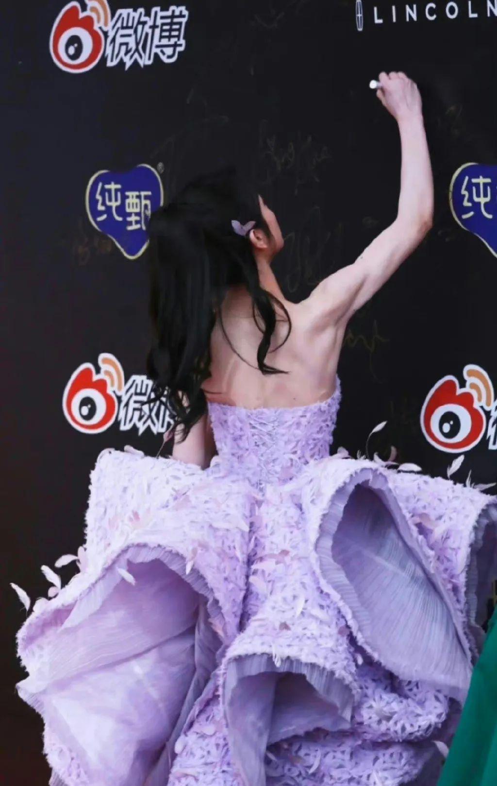 不装了，压根儿不是什么甜妹？