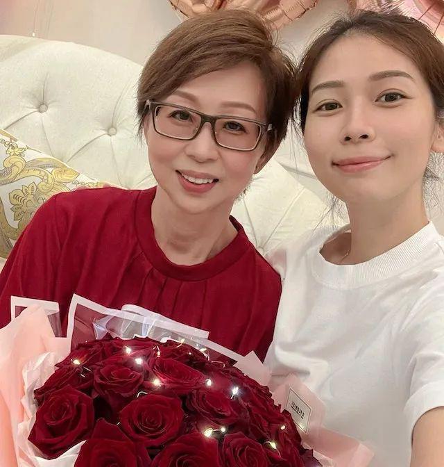 前TVB女星贺母60岁生日，冻龄母女照曝光