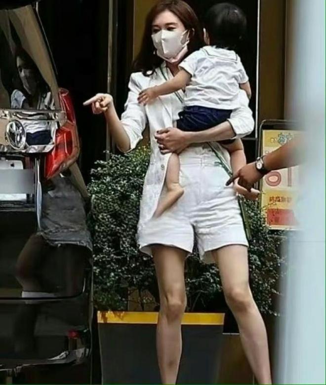 48岁林志玲疑似怀二胎，晒近照小腹隆起引热议