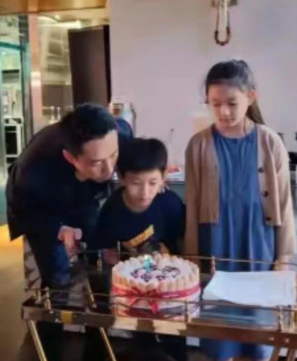 汪小菲和一双儿女告别！7岁汪希箖满脸不悦