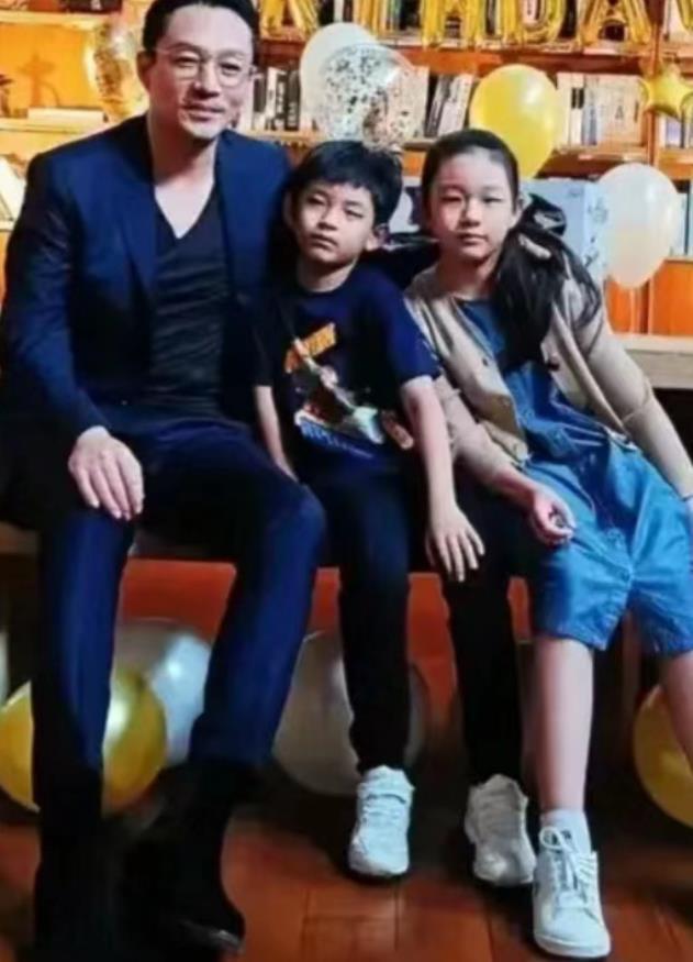 汪小菲和一双儿女告别！7岁汪希箖满脸不悦