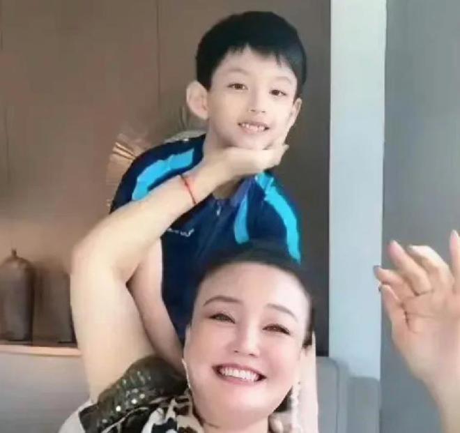 汪小菲和一双儿女告别！7岁汪希箖满脸不悦