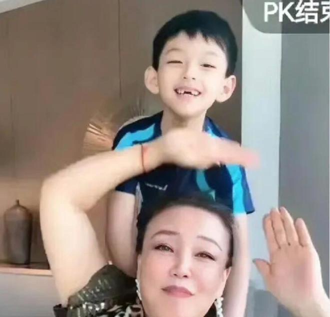 汪小菲和一双儿女告别！7岁汪希箖满脸不悦