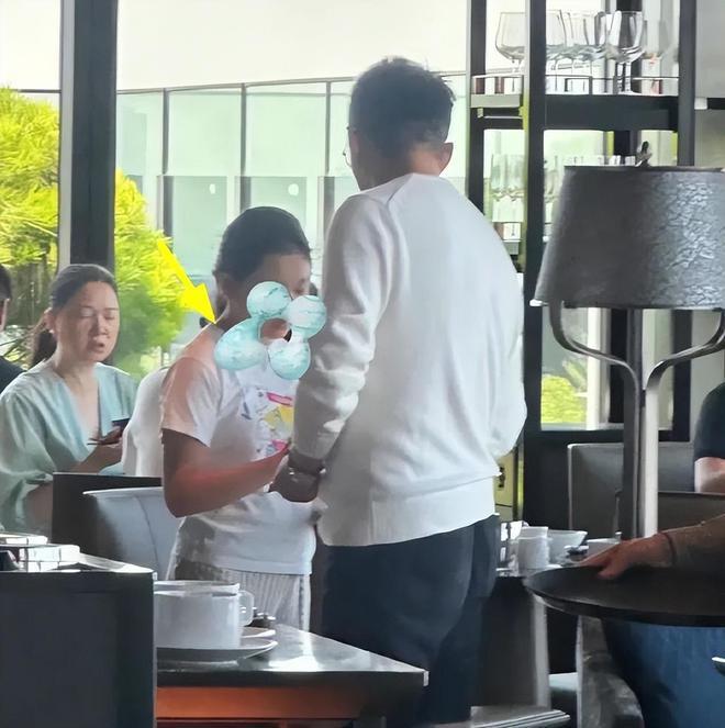 汪小菲和一双儿女告别！7岁汪希箖满脸不悦