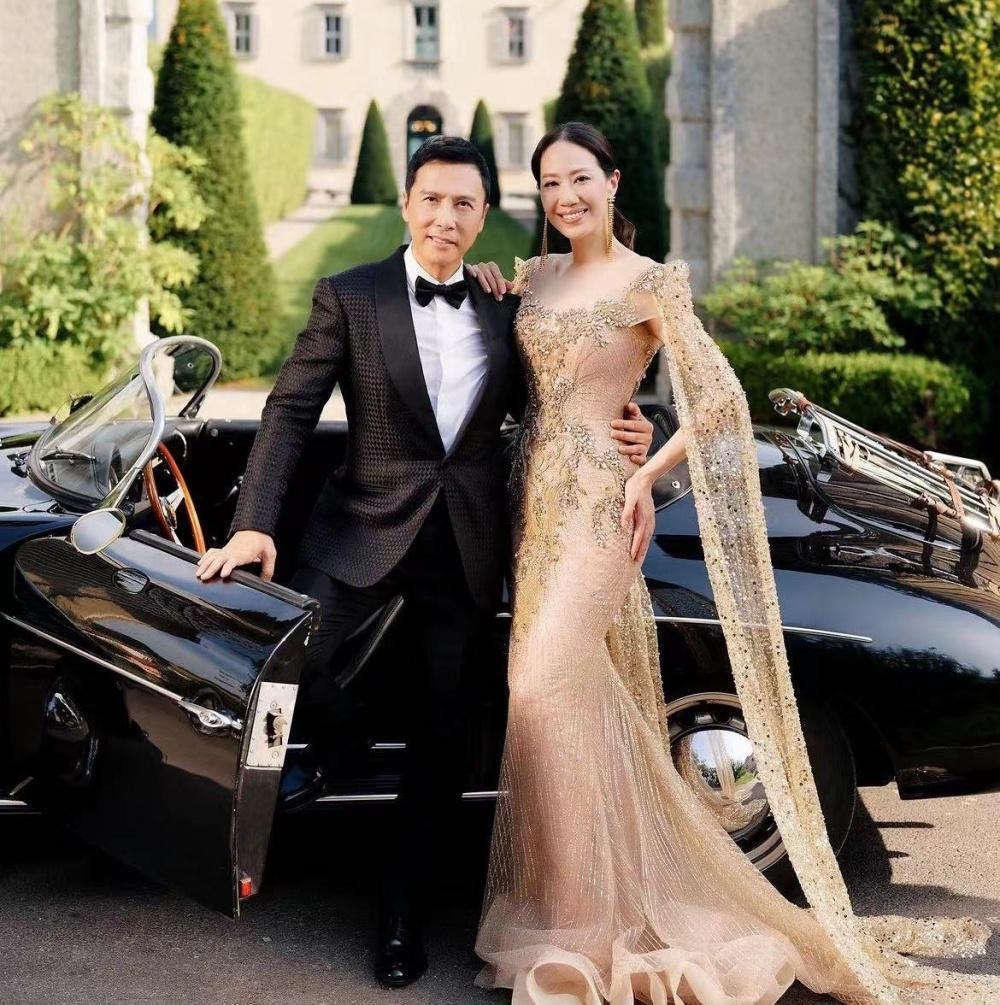 王宝强携女友冯清为甄子丹庆生,二人罕见正面合影