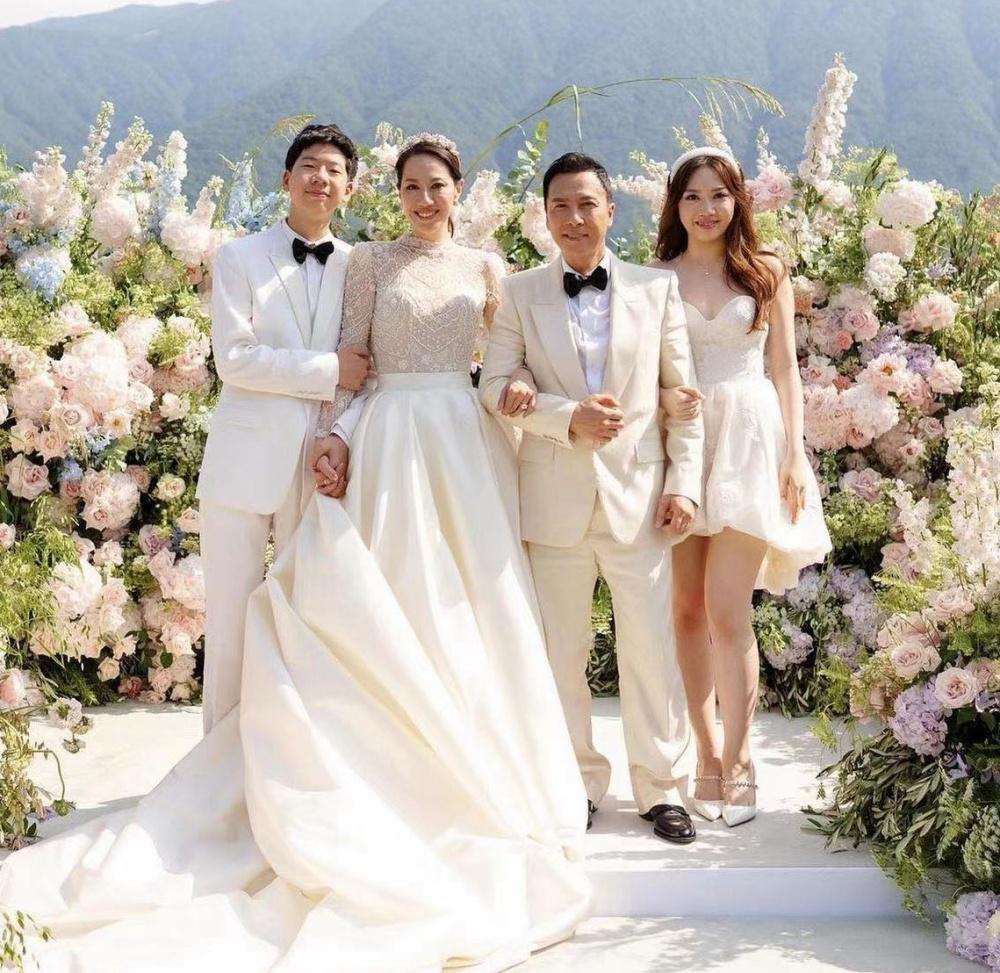 王宝强携女友冯清为甄子丹庆生,二人罕见正面合影