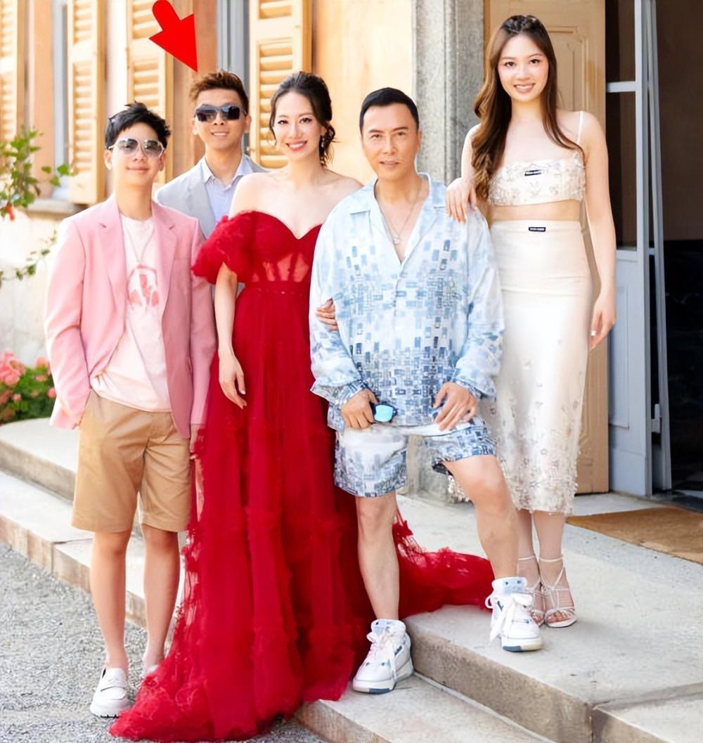 王宝强携女友冯清为甄子丹庆生,二人罕见正面合影