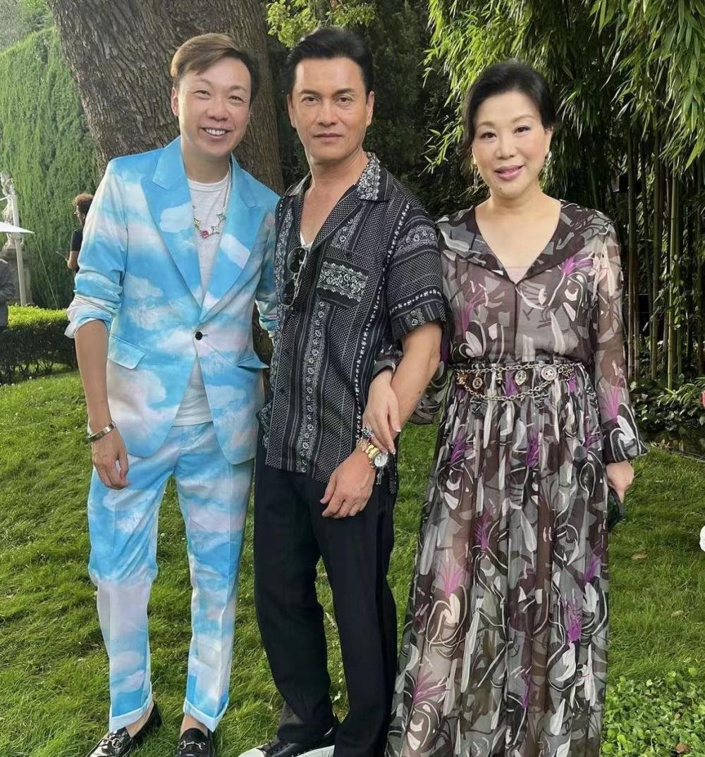 王宝强携女友冯清为甄子丹庆生,二人罕见正面合影